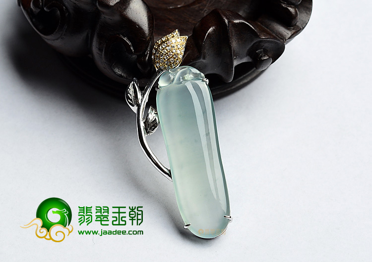 玻璃种晴水强莹光镶白金福瓜胸坠(真钻)
