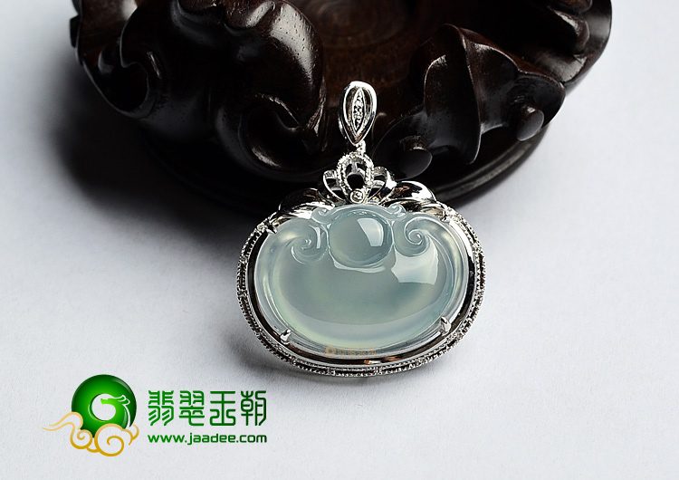 (超值推荐)冰玻种淡晴水镶白金如意胸坠(真钻)