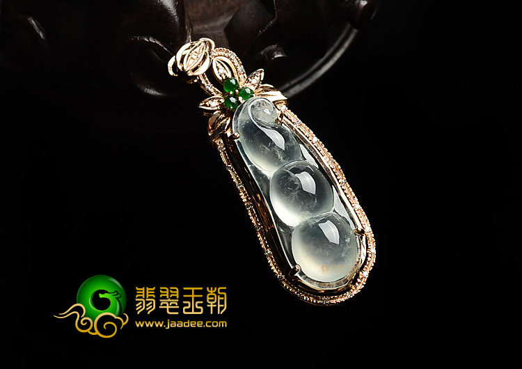 冰玻种略飘花镶玫瑰金四季豆胸坠(真钻)