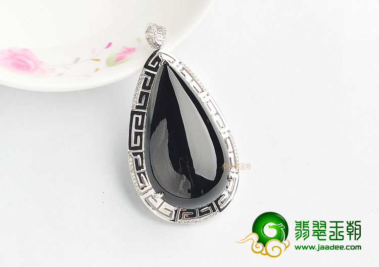 (超值推荐)糯冰种墨翠镶白金水滴胸坠(真钻)