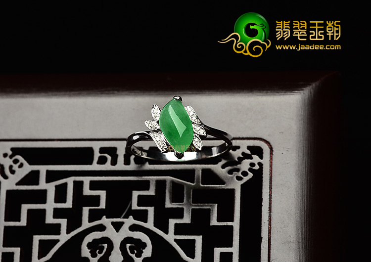(超值推荐)糯冰种翠色镶白金戒指(真钻)