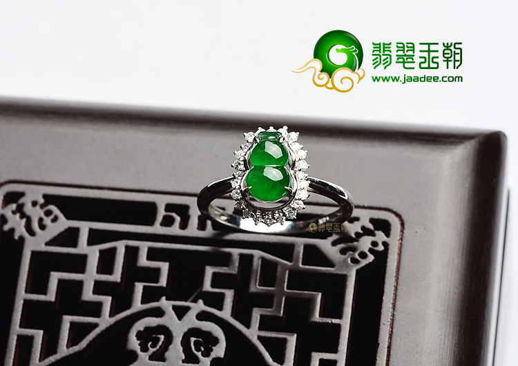 (超值推荐)冰种正阳绿镶白金葫芦戒指(真钻)