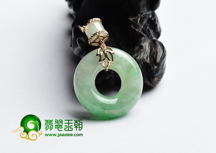 糯冰种飘翠镶玫瑰金平安环胸坠(真钻)