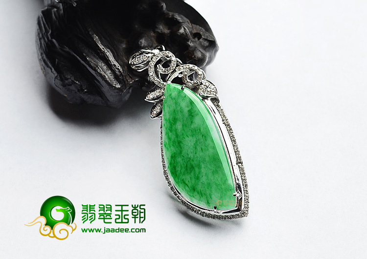 (超值推荐)糯冰种翠色镶白金随形胸坠(真钻)