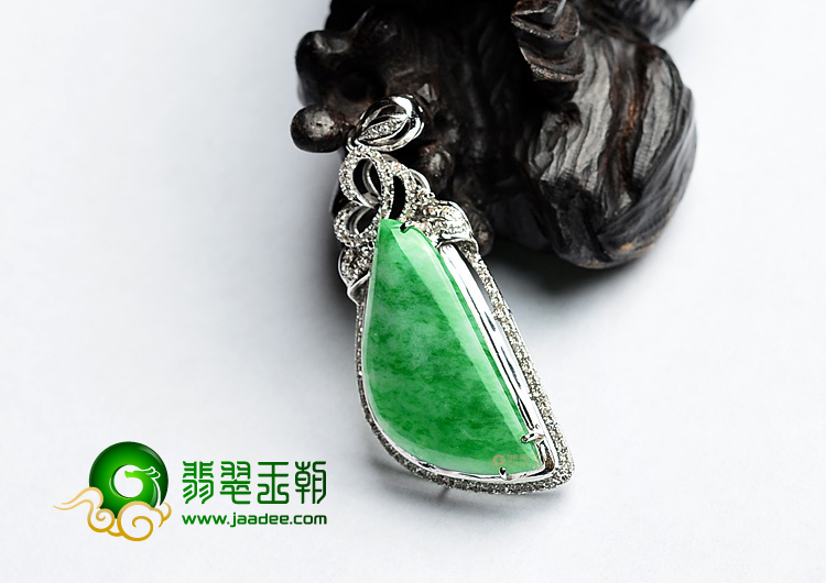 (超值推荐)糯冰种翠色镶白金随形胸坠(真钻)