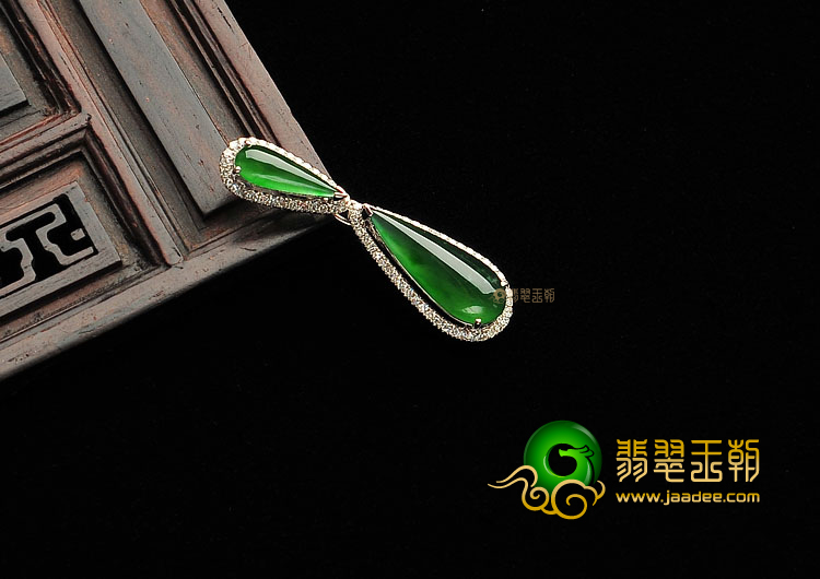 (超值推荐)冰种阳绿镶白金水滴胸坠(真钻)