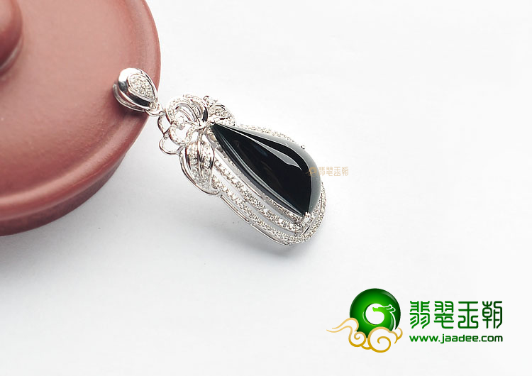玻璃种墨翠镶白金水滴胸坠(真钻)