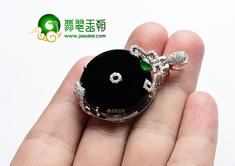(超值推荐)玻璃种墨翠镶白金平安扣胸坠(真钻)