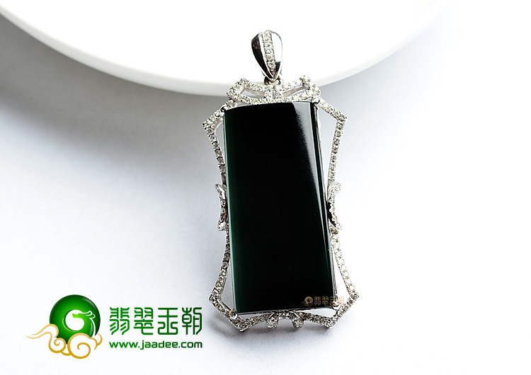 (超值推荐)玻璃种墨翠镶白金平安牌胸坠(真钻)