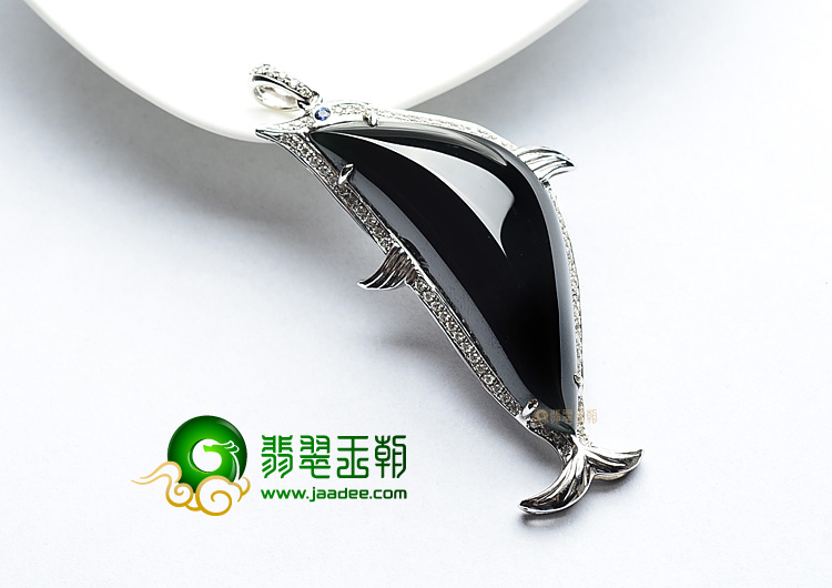 (超值推荐)冰玻种墨翠镶白金海豚胸坠(真钻)