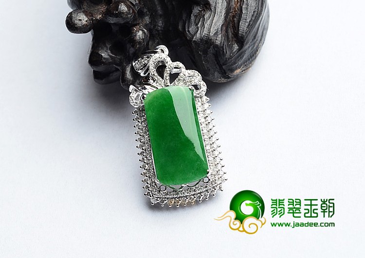 糯冰种阳绿镶白金胸坠(真钻)