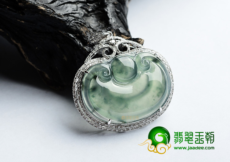 (超值推荐)冰种飘花镶白金如意胸坠(真钻)