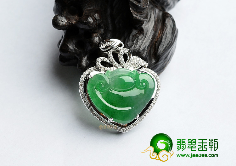(超值推荐)冰种翠色镶白金如意胸坠(真钻)