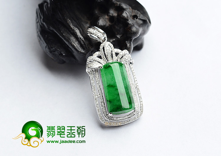 (超值推荐)冰种阳绿镶白金胸坠(真钻)