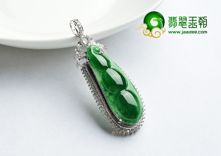 (超值推荐)冰种阳绿镶白金四季豆胸坠(真钻)