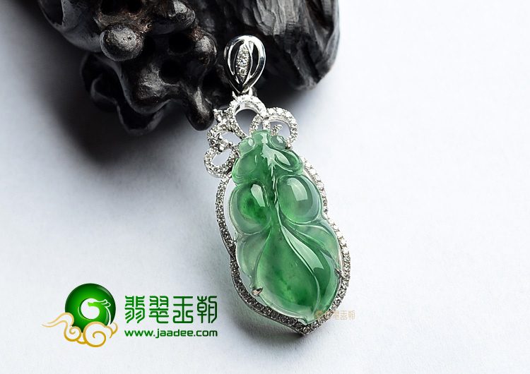 (超值推荐)冰种飘翠镶白金金鱼胸坠(真钻)