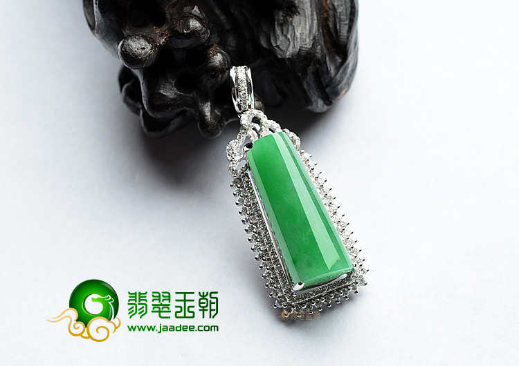 (超值推荐)糯冰种阳绿镶白金胸坠(真钻)