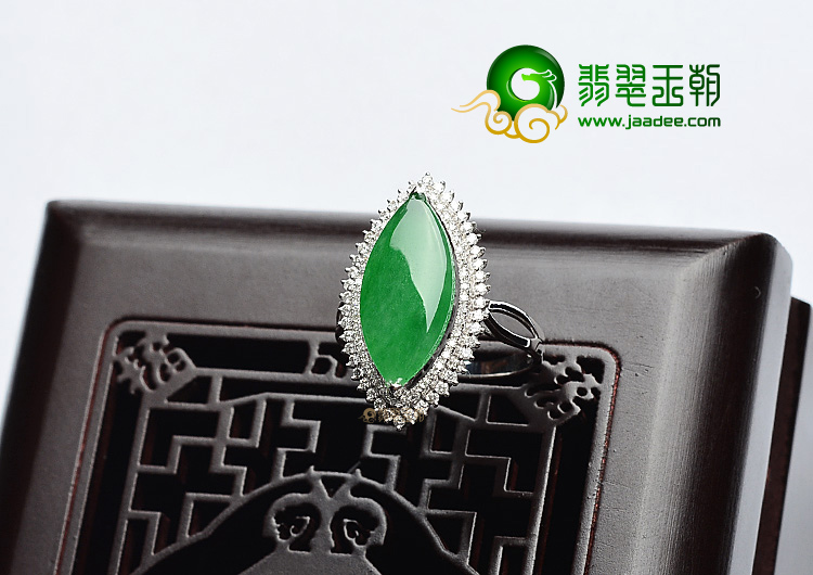 (超值推荐)冰种阳绿镶白金马眼戒指(真钻)