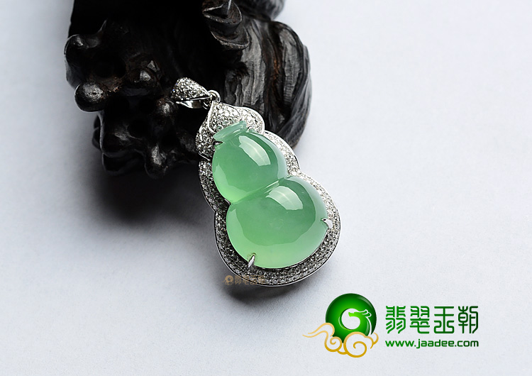 (超值推荐)冰种苹果绿镶白金葫芦胸坠(真钻)