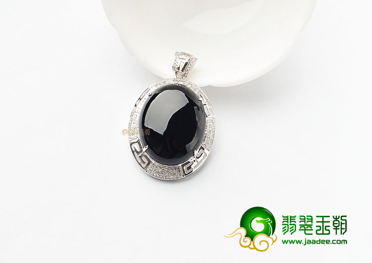 (超值推荐)冰种墨翠镶白金胸坠(真钻)