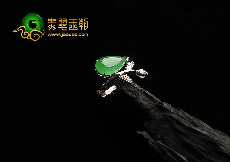 (超值推荐)冰种绿晴水镶白金戒指(真钻)