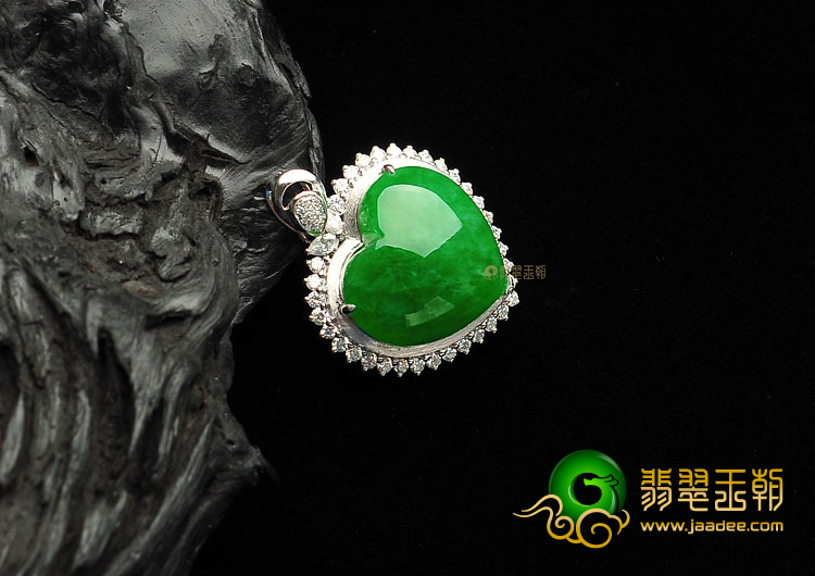 (超值推荐)糯冰种阳绿镶白金心形胸坠(真钻)