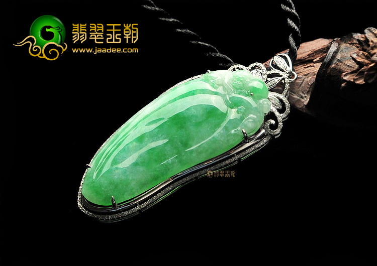 (超值推荐)冰种翠色镶白金福瓜胸坠(真钻)