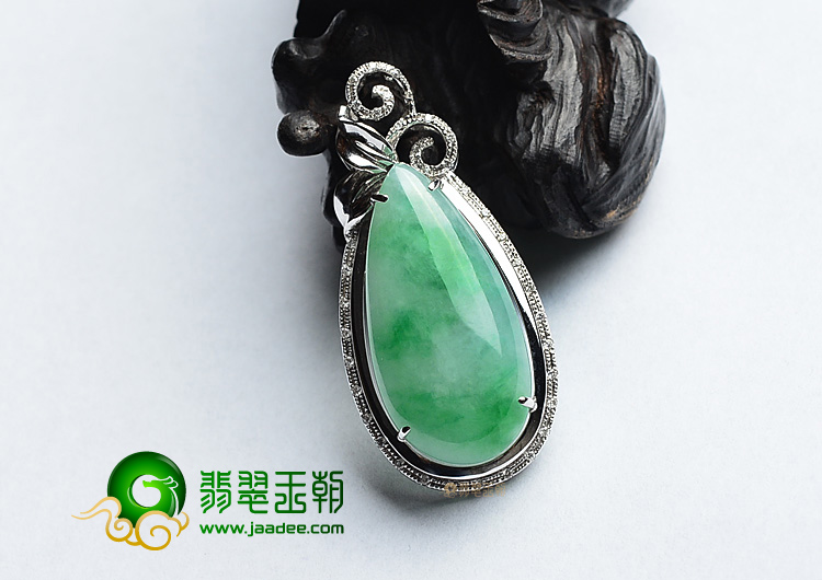 (超值推荐)糯冰种飘翠镶白金水滴胸坠(真钻)