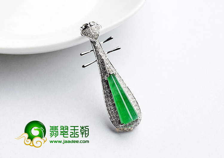 冰种阳绿镶白金琵琶胸坠(真钻)