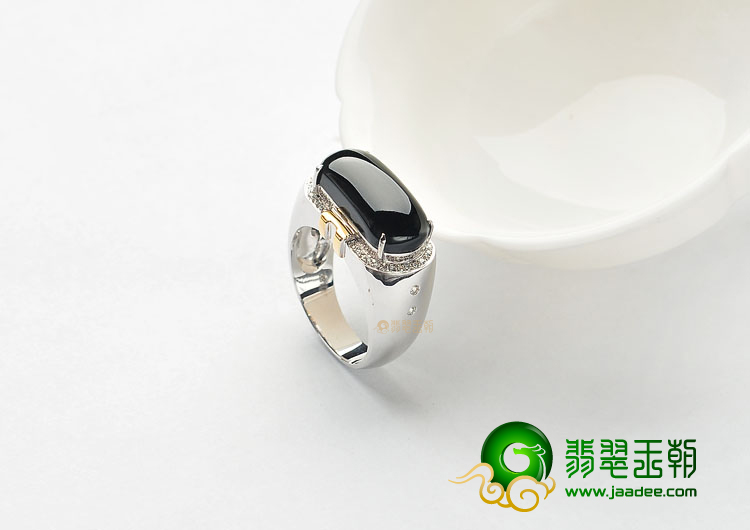 (超值推荐)冰玻种墨翠镶白金戒指(真钻)