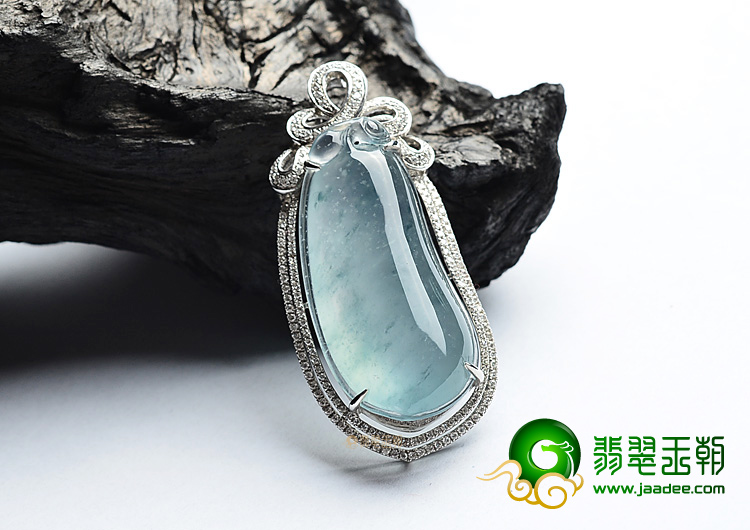 (超值推荐)冰玻种飘花镶白金福瓜胸坠(真钻)