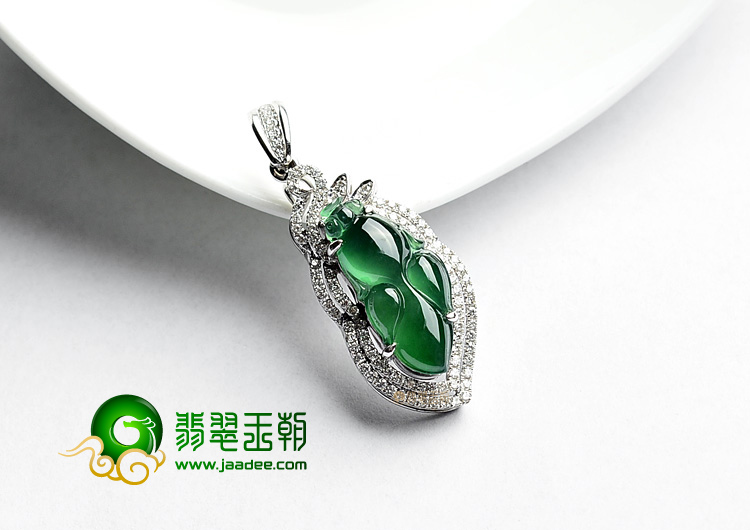 (超值推荐)冰种蓝绿镶白金金鱼胸坠(真钻)