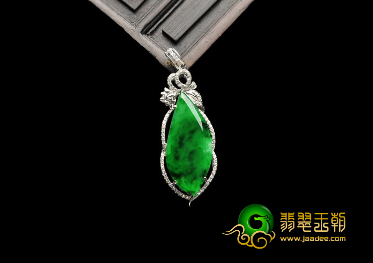(超值推荐)冰种阳绿飘花镶白金胸坠(真钻)