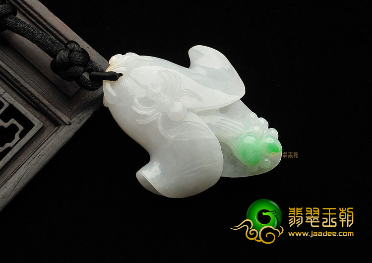 糯冰种飘翠玉兰花挂件