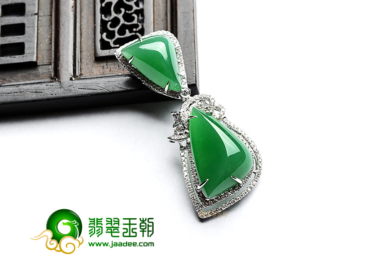 (超值推荐)冰种阳绿镶白金胸坠(真钻)