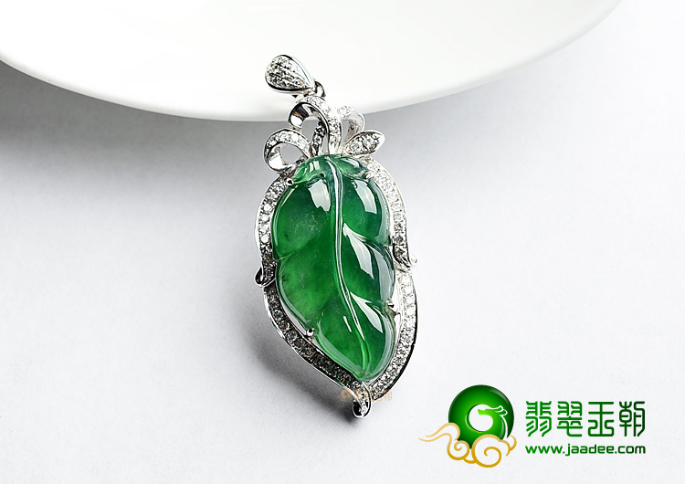 (超值推荐)冰种阳绿镶白金金枝玉叶胸坠(真钻)