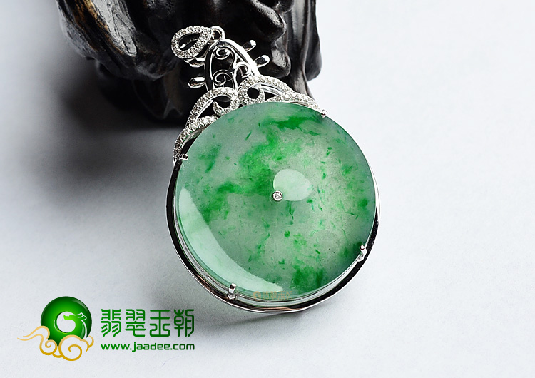 (超值推荐)冰种翠色镶白金平安扣胸坠(真钻)