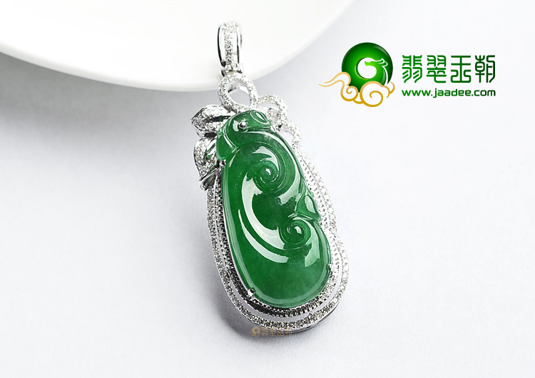 (超值推荐)冰种阳绿镶白金如意胸坠(真钻)