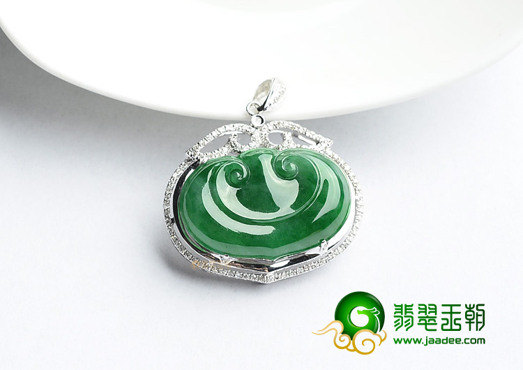 (超值推荐)冰种阳绿镶白金如意胸坠(真钻)