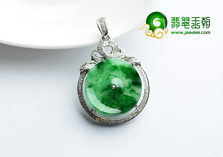 (超值推荐)糯冰种翠色镶白金平安扣胸坠(真钻)
