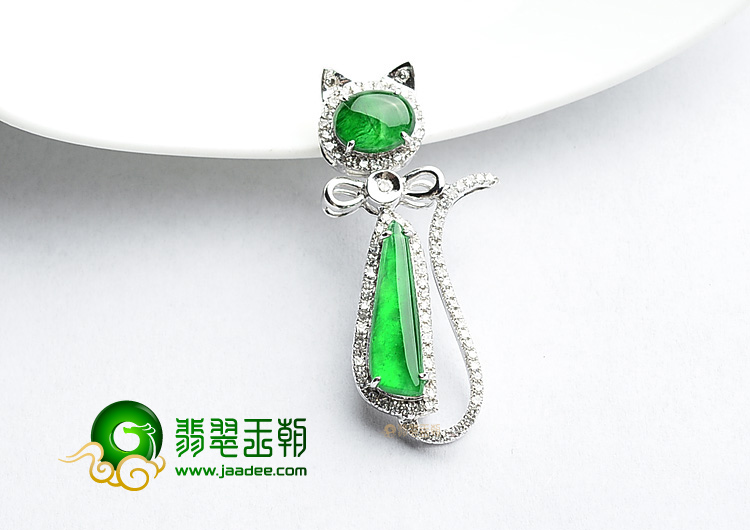 (超值推荐)冰种阳绿镶白金猫形胸坠(真钻)