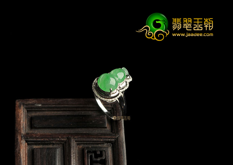 (超值推荐)糯冰种飘翠镶白金葫芦戒指(真钻)