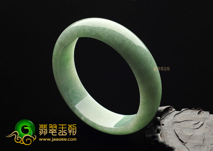 糯冰种淡豆绿手镯(61.2mm)