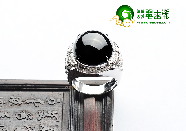 (超值推荐)冰种墨翠镶白金戒指(真钻)