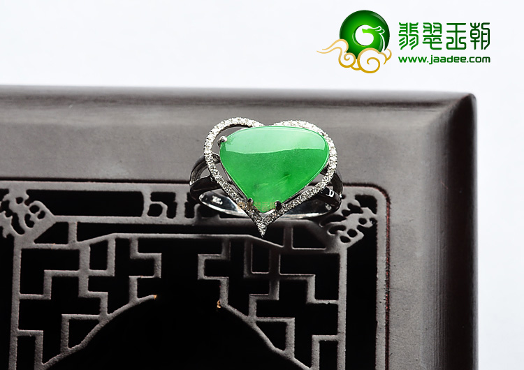 (超值推荐)冰种阳绿镶白金心形戒指(真钻)