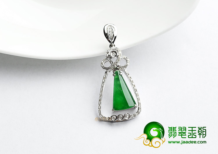 (超值推荐)冰种阳绿镶白金胸坠(真钻)