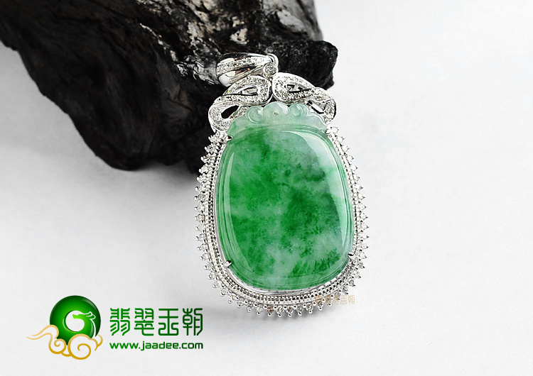 (超值推荐)冰种翠色镶白金胸坠(真钻)