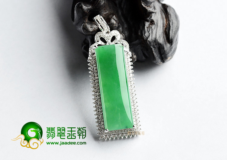 (超值推荐)冰种苹果绿镶白金胸坠(真钻)