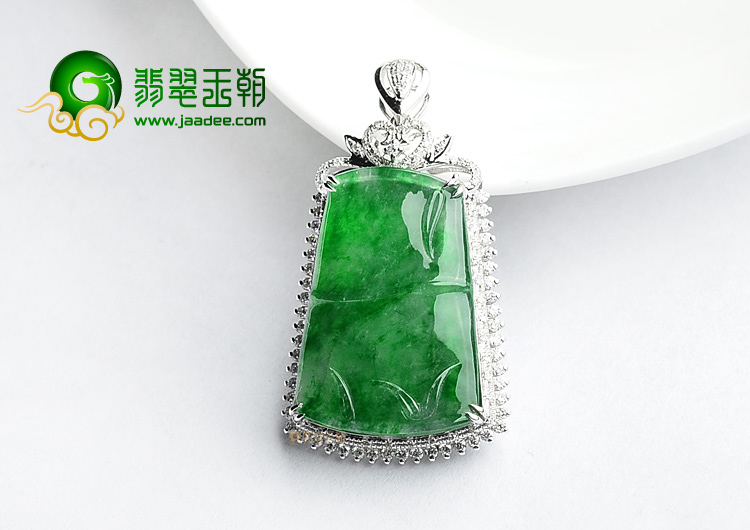 (超值推荐)冰种翠色镶白金节节高胸坠(真钻)