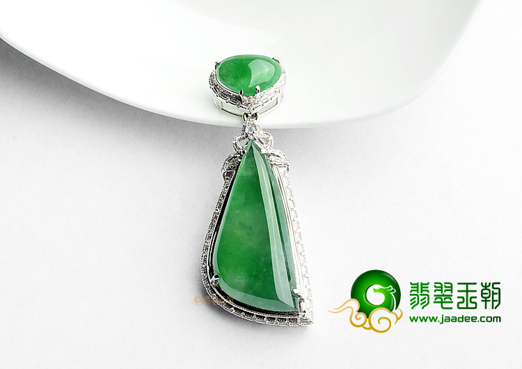 (超值推荐)冰种翠色镶白金胸坠(真钻)